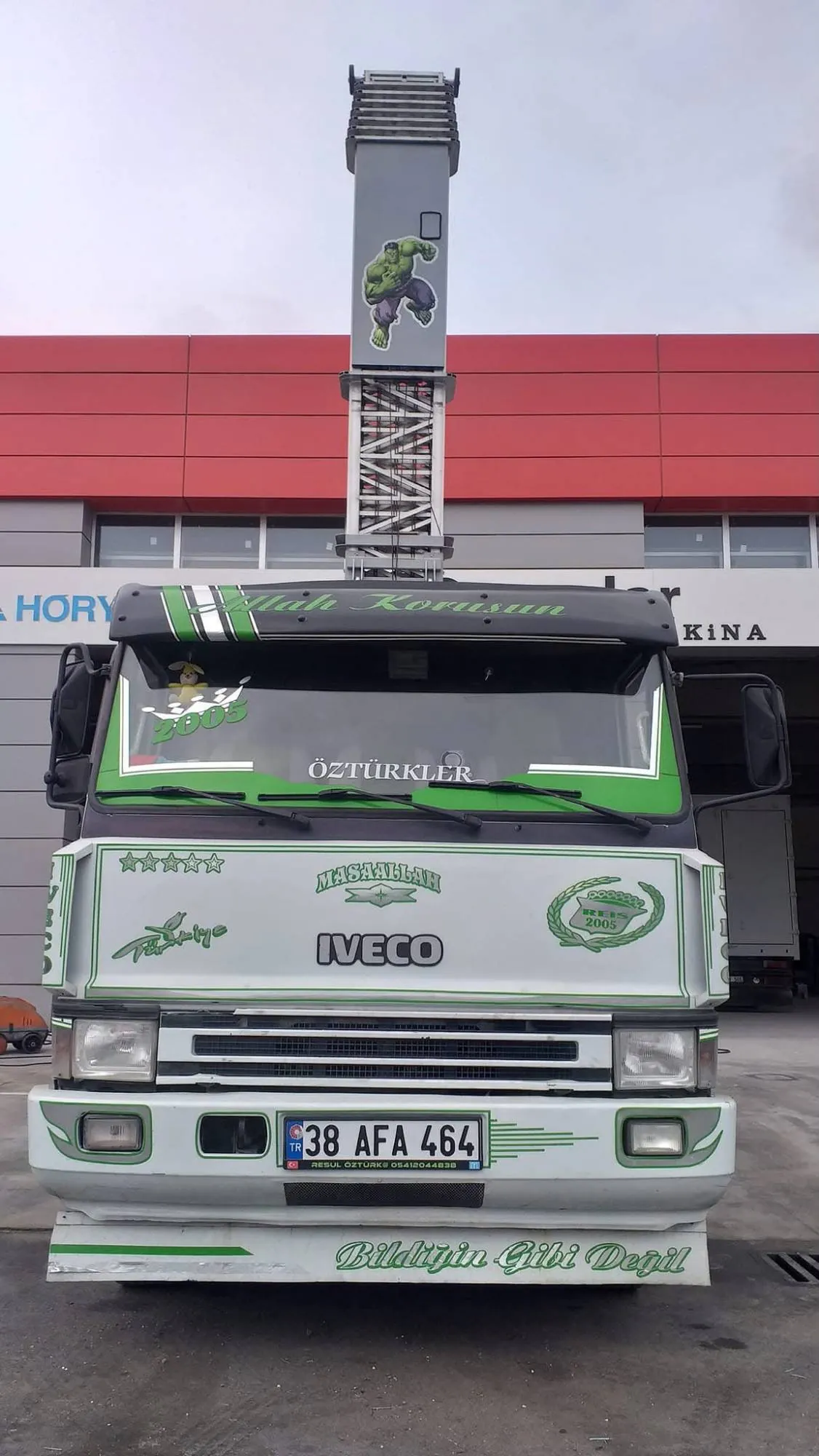 Öztürkler yazılı yeşil ve beyaz mobil asansör aracımız