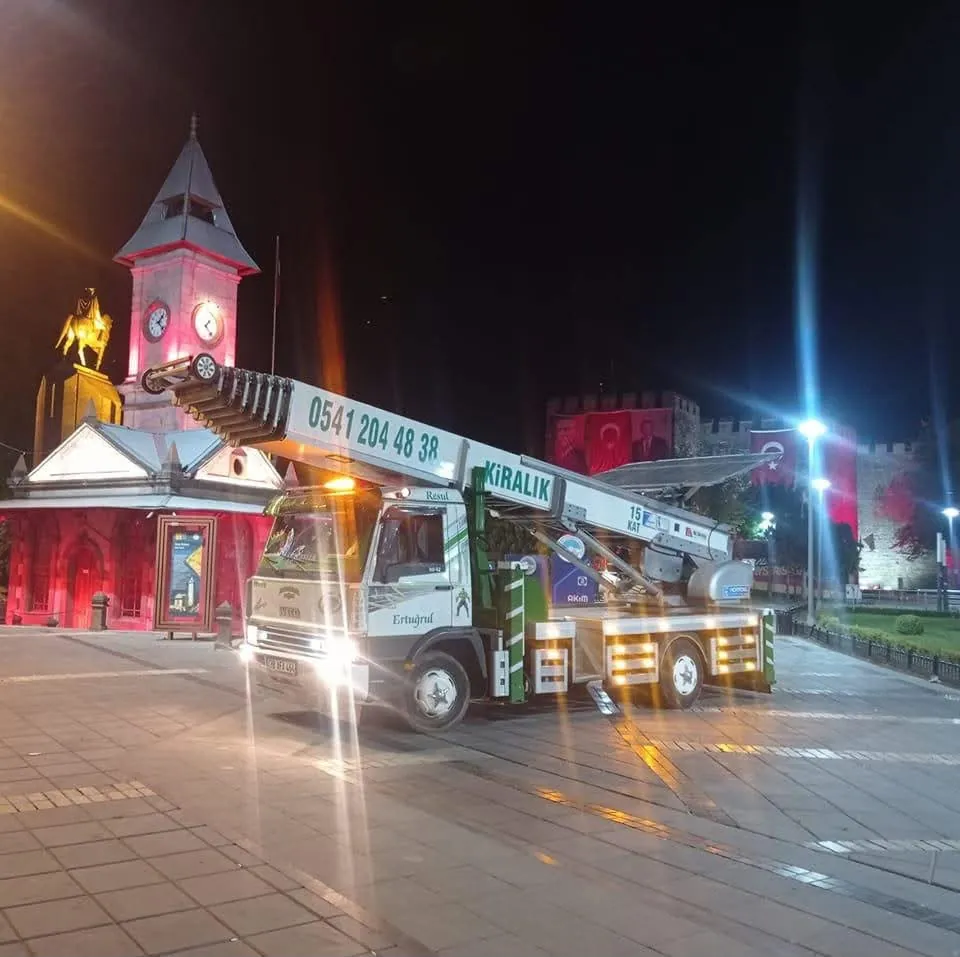 Kayseri Saat Kulesi önünde Öztürkler mobil asansör aracı